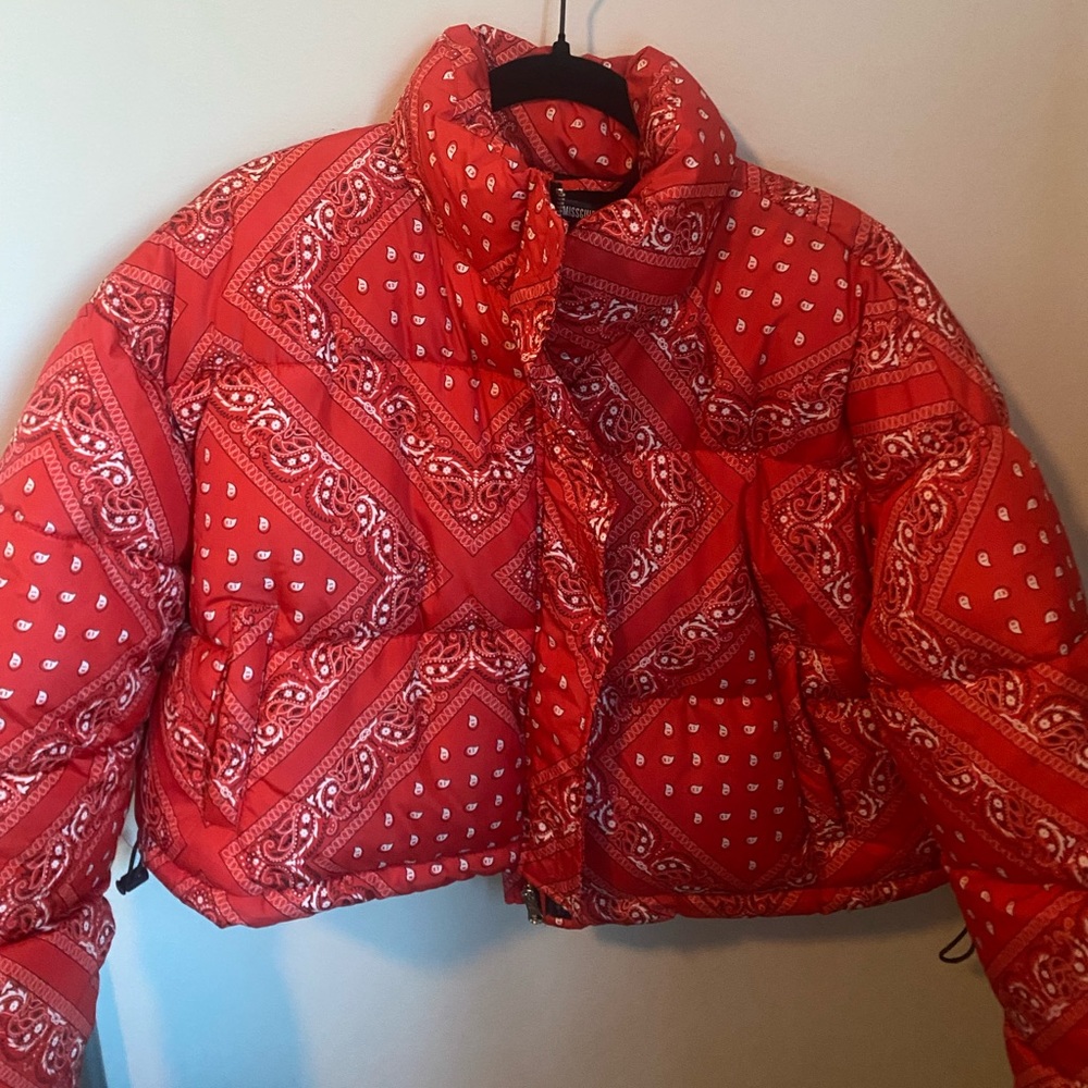Red bandana patterned cropped puffer.
